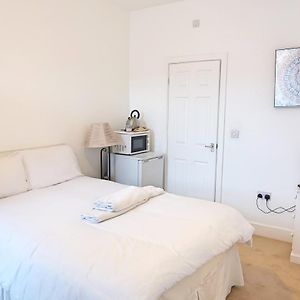 Whitburn Guest House About 7 Mins Walk To The City Free Internet Tv
